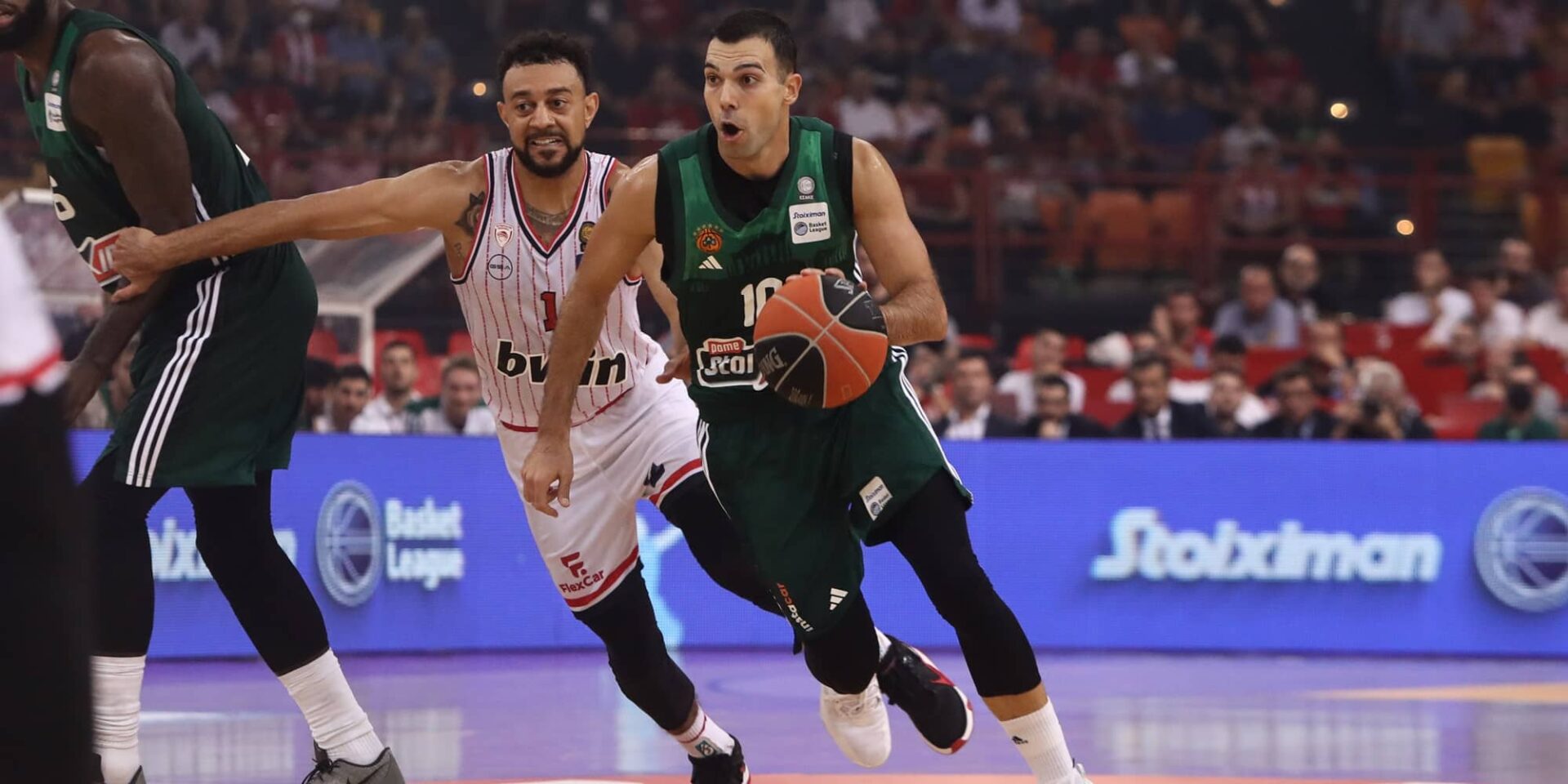 Φάση από το Ολυμπιακός-Παναθηναϊκός για τη Basket League