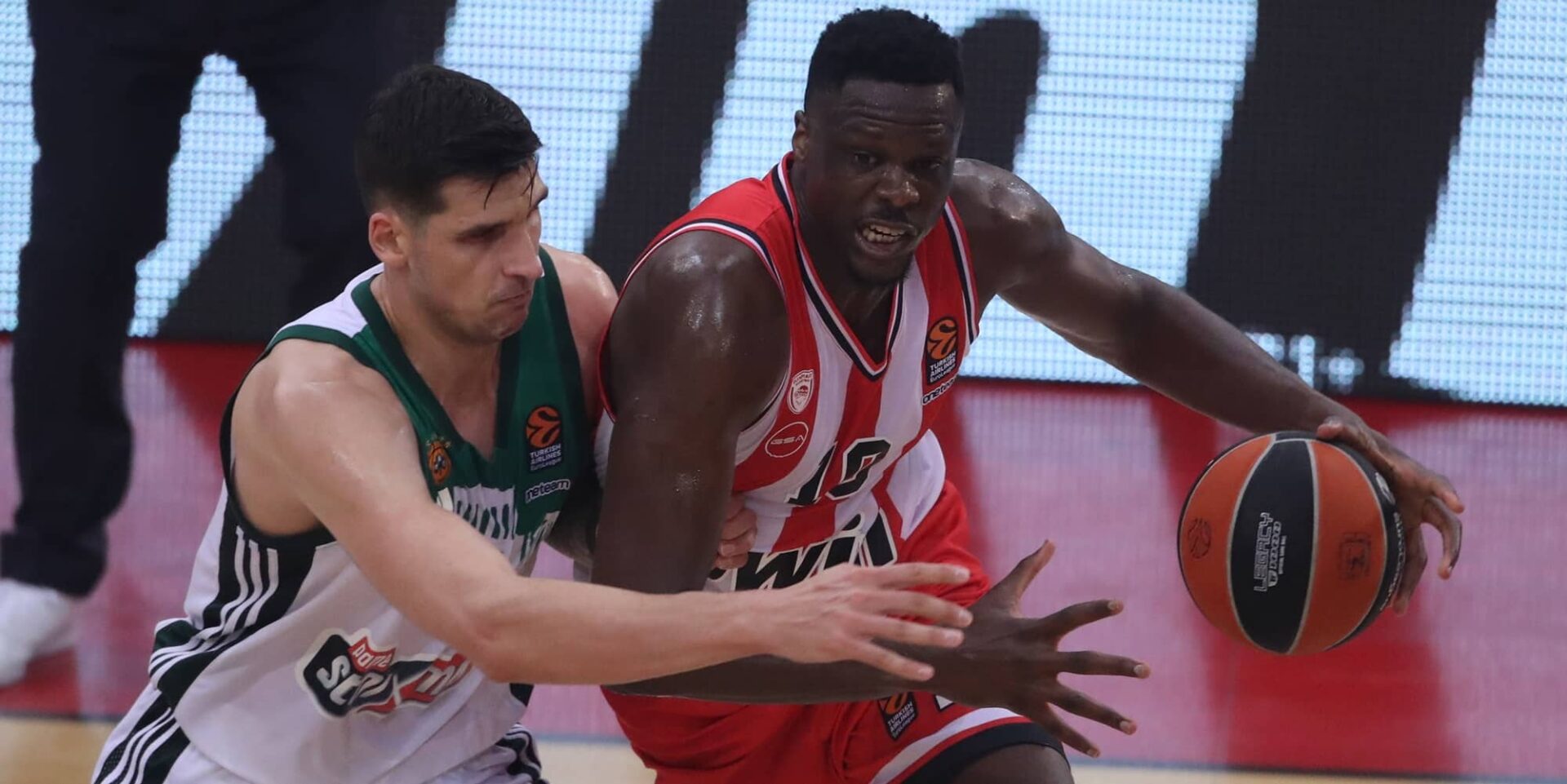 Φάση από το Ολυμπιακός-Παναθηναϊκός για τη Euroleague