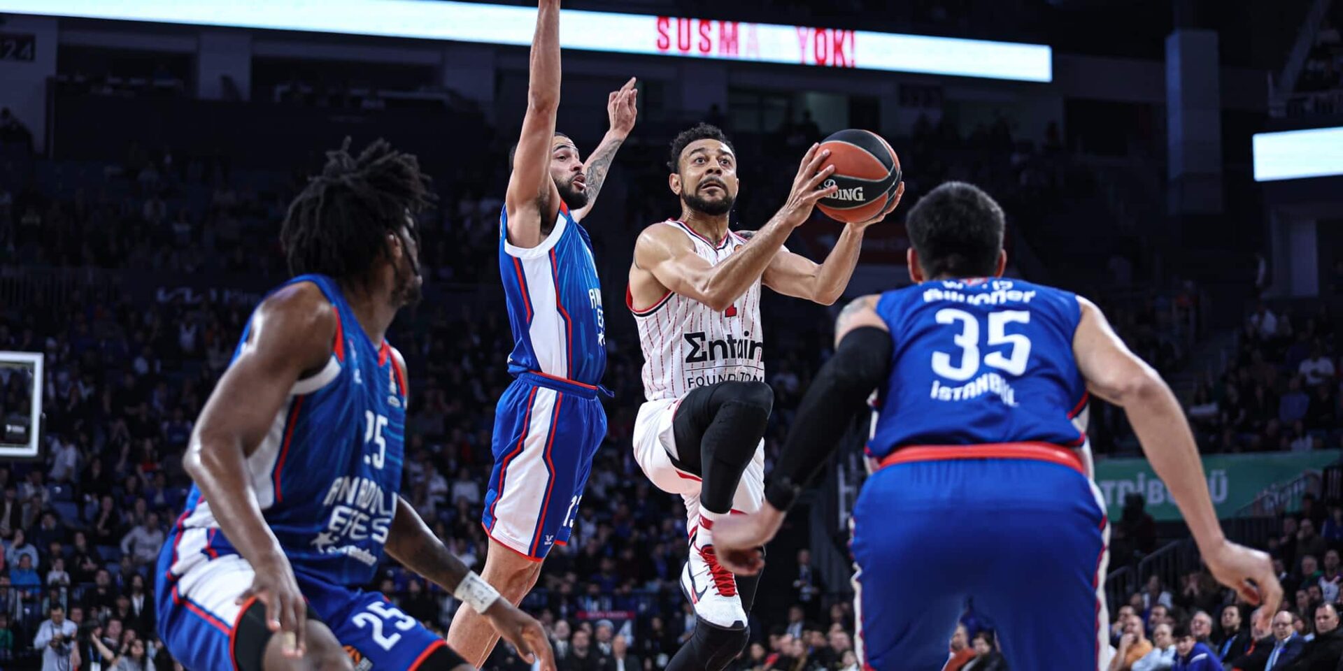 Φάση από το Εφές-Ολυμπιακός για τη Euroleague