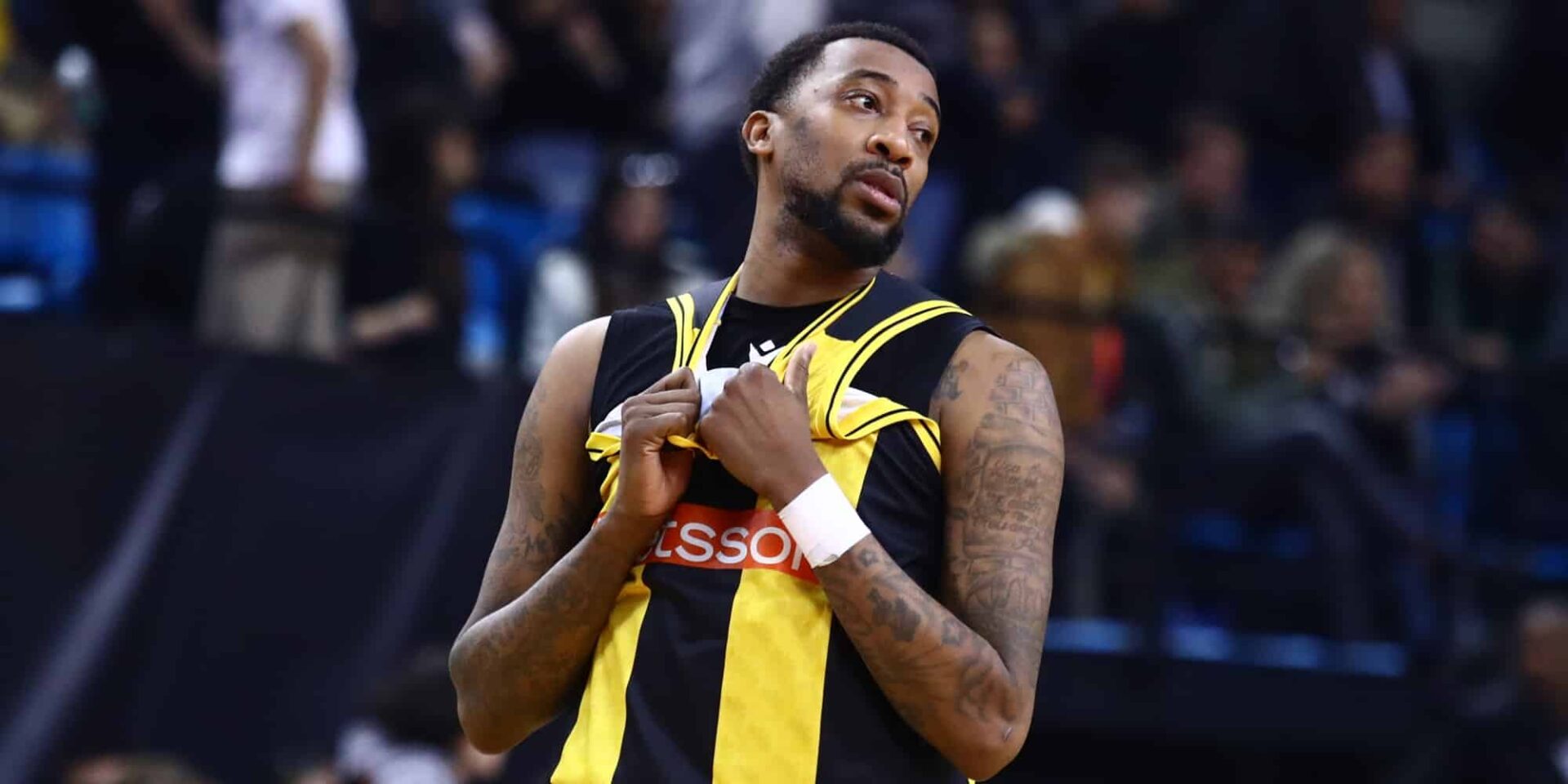 Φάση από το ΑΕΚ-Περιστέρι για τη Basket League