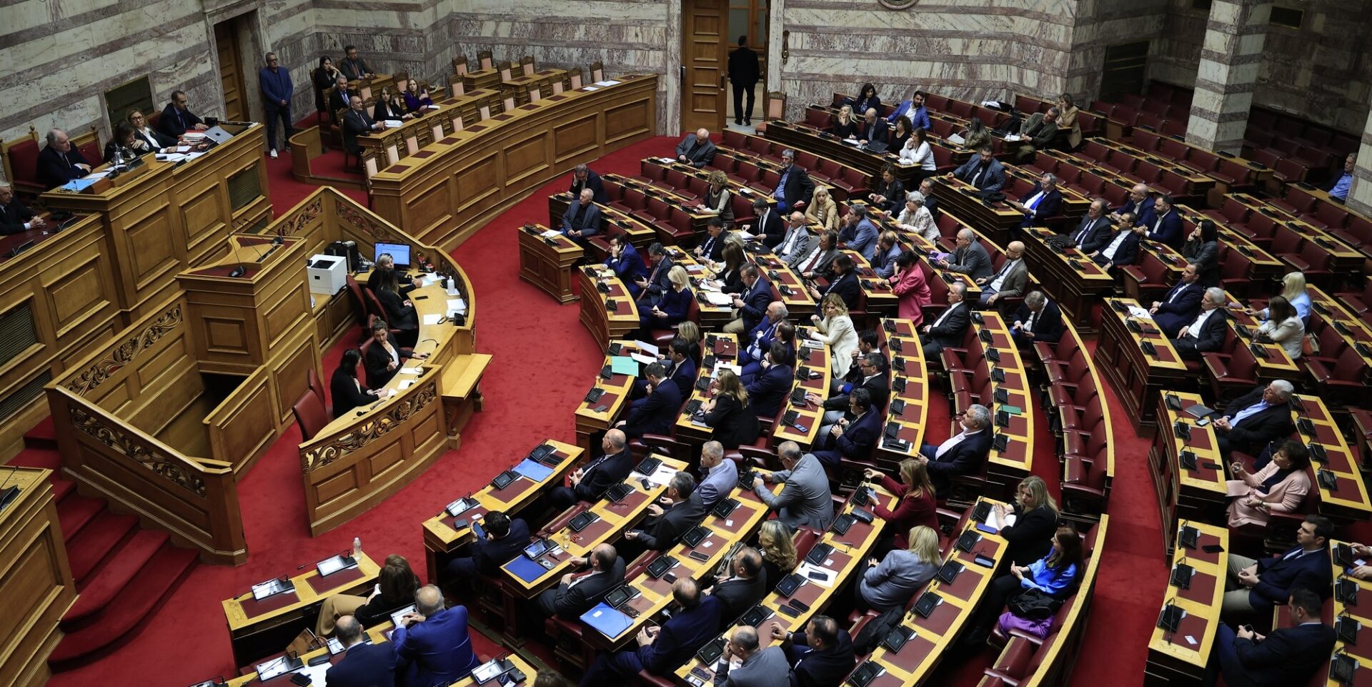 Συζήτηση για την πρόταση δυσπιστίας στη Βουλή