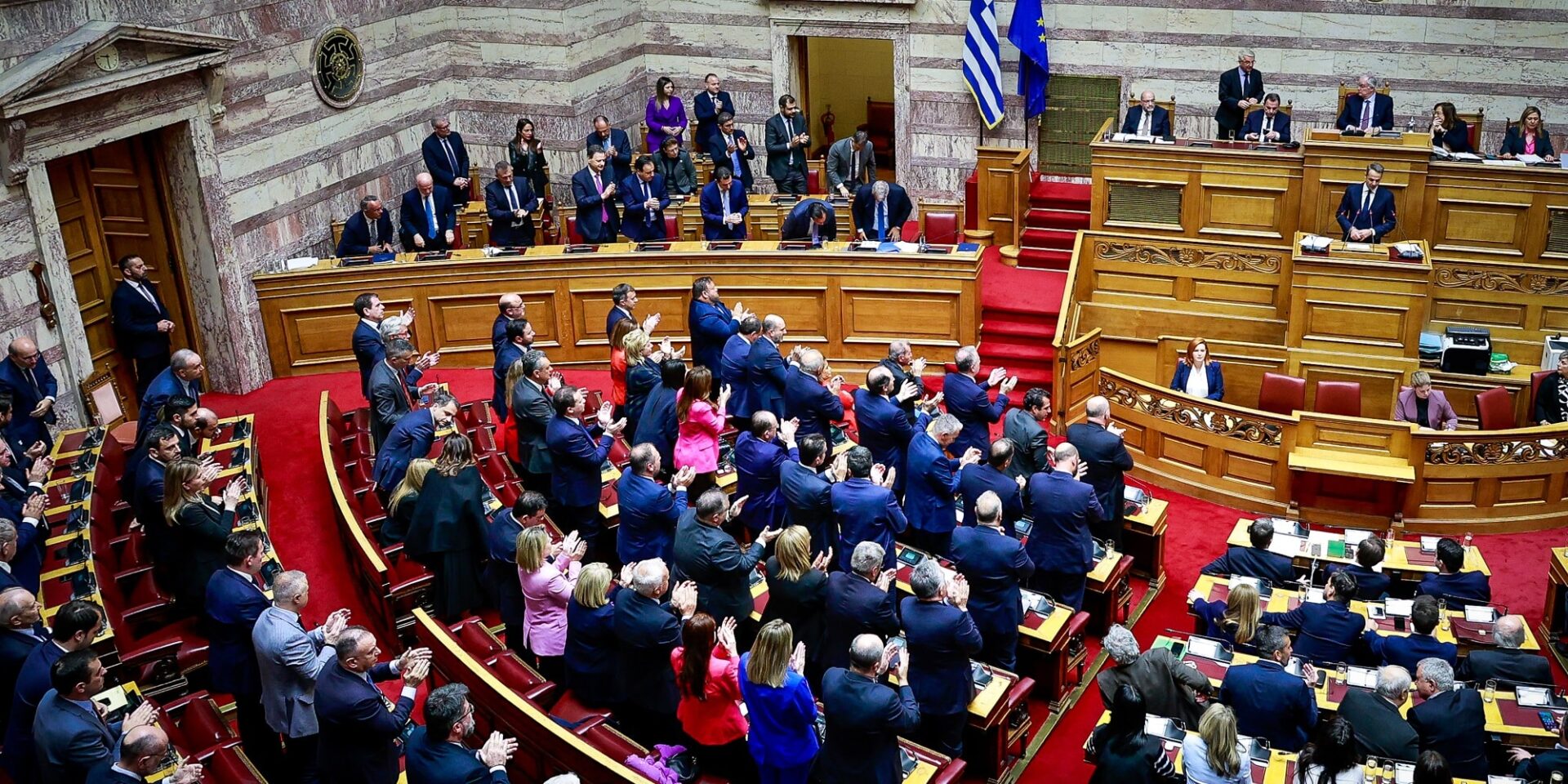 Ο Κυριάκος Μητσοτάκης χειροκροτούμενος στη συζήτηση για την πρόταση δυσπιστίας έναντι της κυβέρνησης της ΝΔ