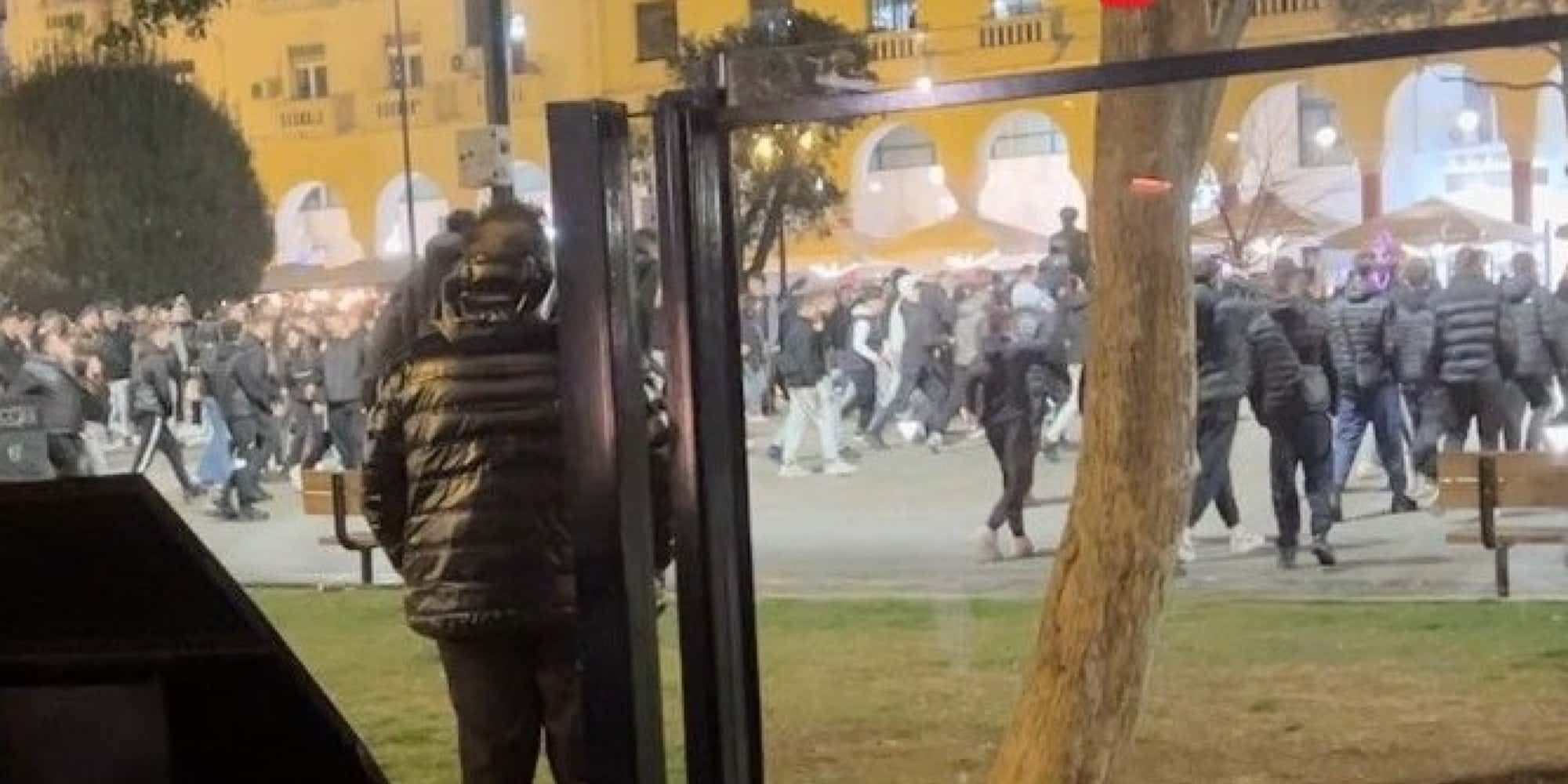 Η στιγμή που πάνω από 150 άτομα επιτίθενται σε δύο τρανς στη Θεσσαλονίκη