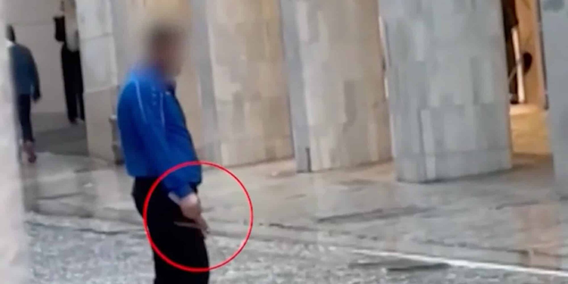 Ο άνδρας που μαχαίρωσε την 22χρονη στην Ερμού