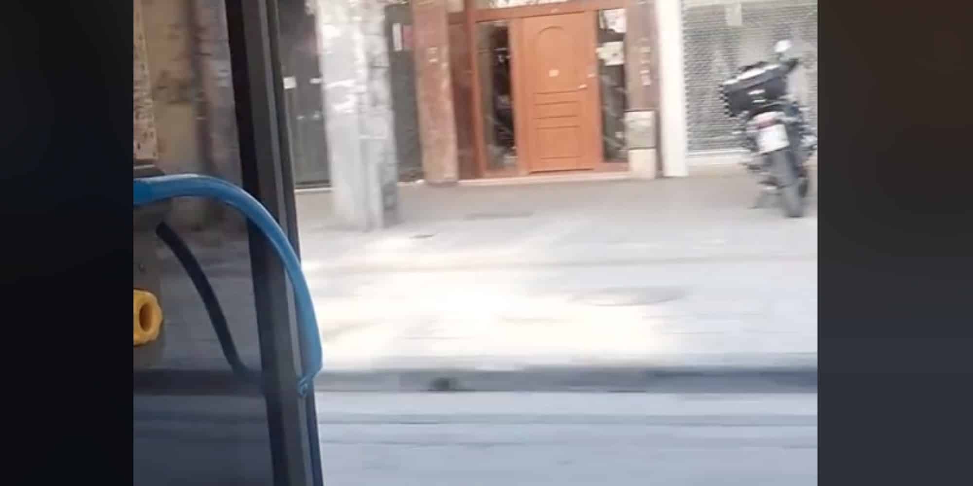 Λεωφορείο με επιβάτες στη Θεσσαλονίκη κινείται με ανοιχτή πόρτα