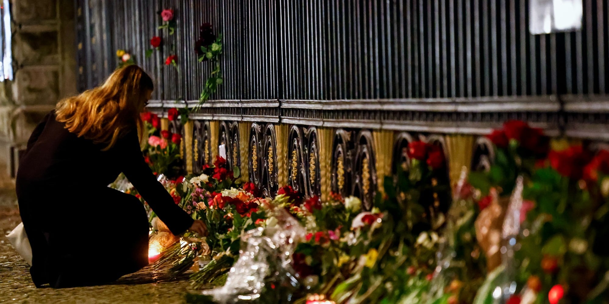 Γυναίκα αφήνει λουλούδια για τους νεκρούς στη Μόσχα