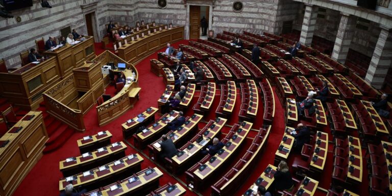 Βουλή: Συζήτηση στην Ολομέλεια για τον κατώτατο μισθό – Σήμερα η ψήφιση του νομοσχεδίου