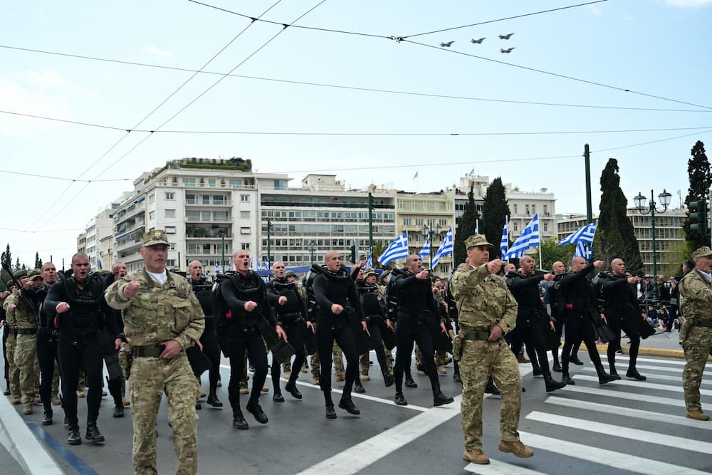 parelasi 23 - 25η Μαρτίου: Ολοκληρώθηκε η μεγαλειώδης η στρατιωτική παρέλαση στην Αθήνα - Πλήθος κόσμου στο Σύνταγμα (εντυπωσιακές εικόνες)