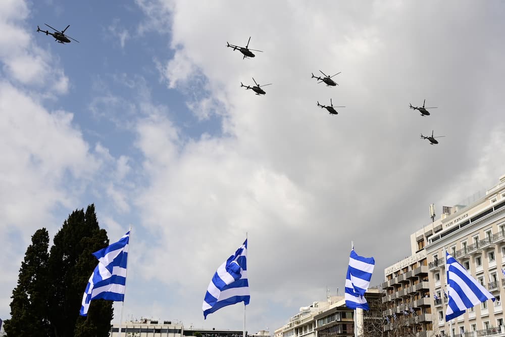 parelasi 25 - 25η Μαρτίου: Ολοκληρώθηκε η μεγαλειώδης η στρατιωτική παρέλαση στην Αθήνα - Πλήθος κόσμου στο Σύνταγμα (εντυπωσιακές εικόνες)