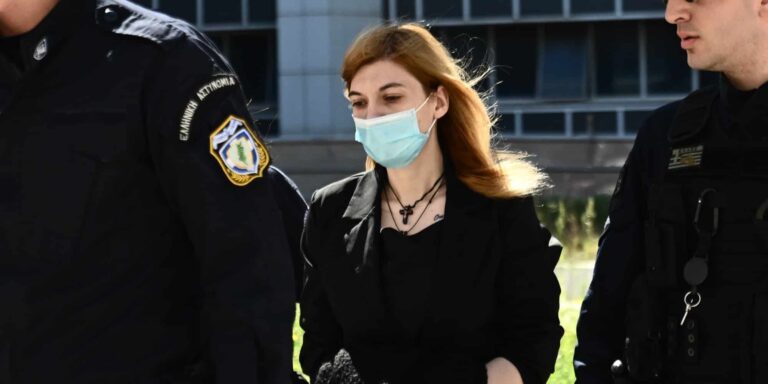 Η Ρούλα Πισπιρίγκου υπέστη κάταγμα στο χέρι της όταν κλούβα που την μετέφερε συγκρούστηκε με ΙΧ (βίντεο)