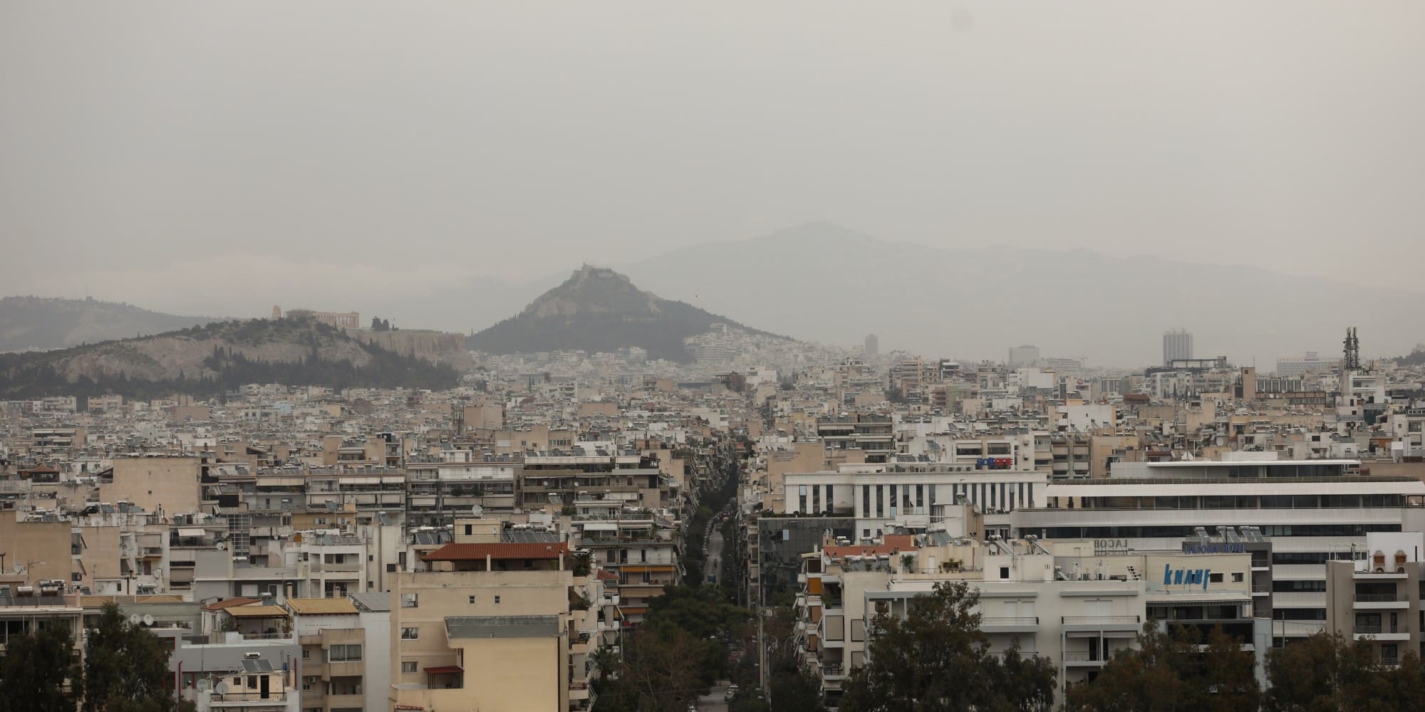 Αφρικανική σκόνη «πνίγει» τις πολυκατοικίες στην Αθήνα - καιρός