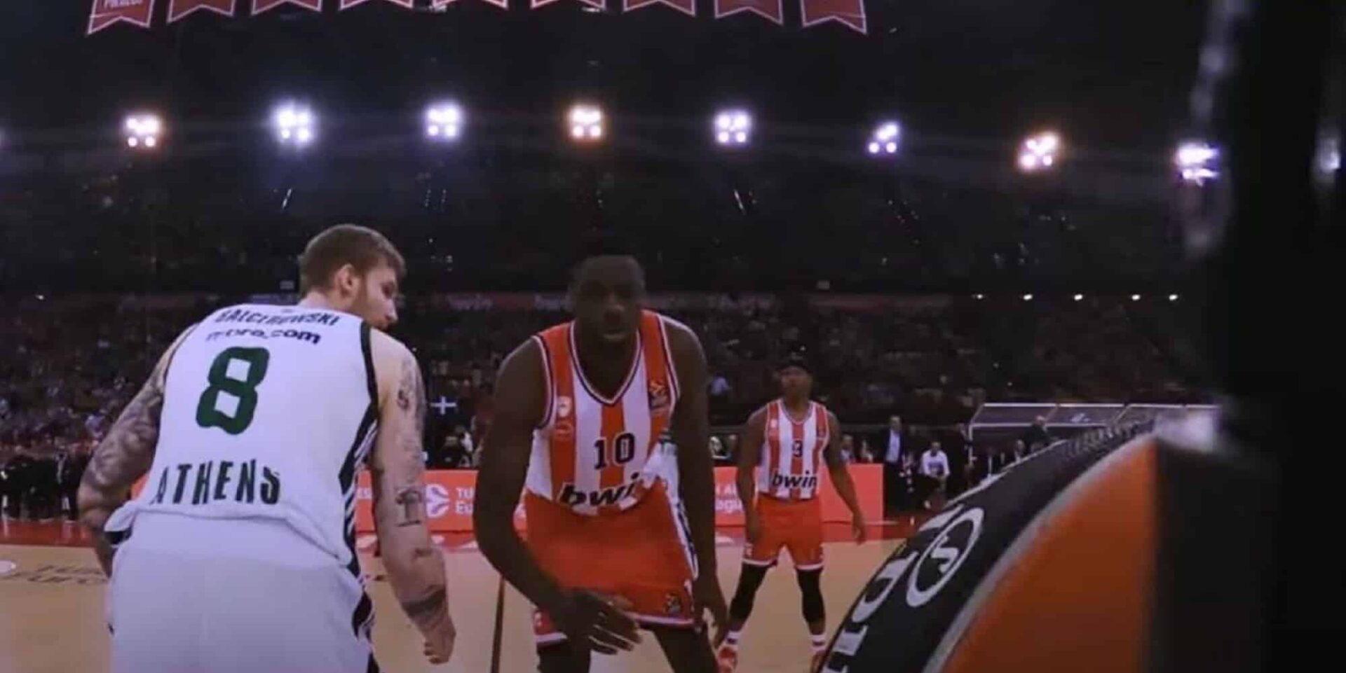 Πλάνο από τη bodycam στο ντέρμπι της Euroleague