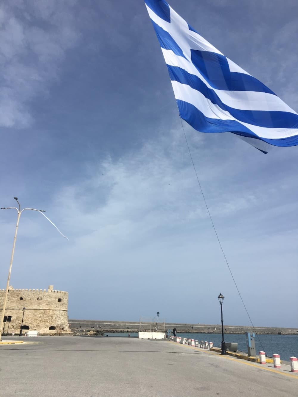 25η Μαρτίου: Σημαία 1,5 στρέμμα υψώθηκε στο λιμάνι του Ηρακλείου (εικόνα)
