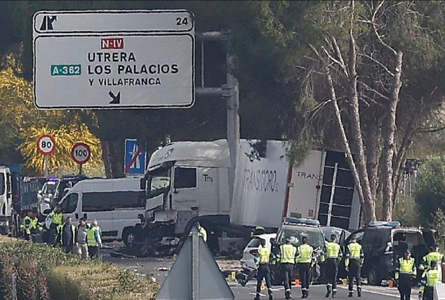 troxaio sevilla - Μακελειό στην Ισπανία: Φορτηγό έπεσε πάνω σε αστυνομικό μπλόκο στη Σεβίλλη - Έξι νεκροί