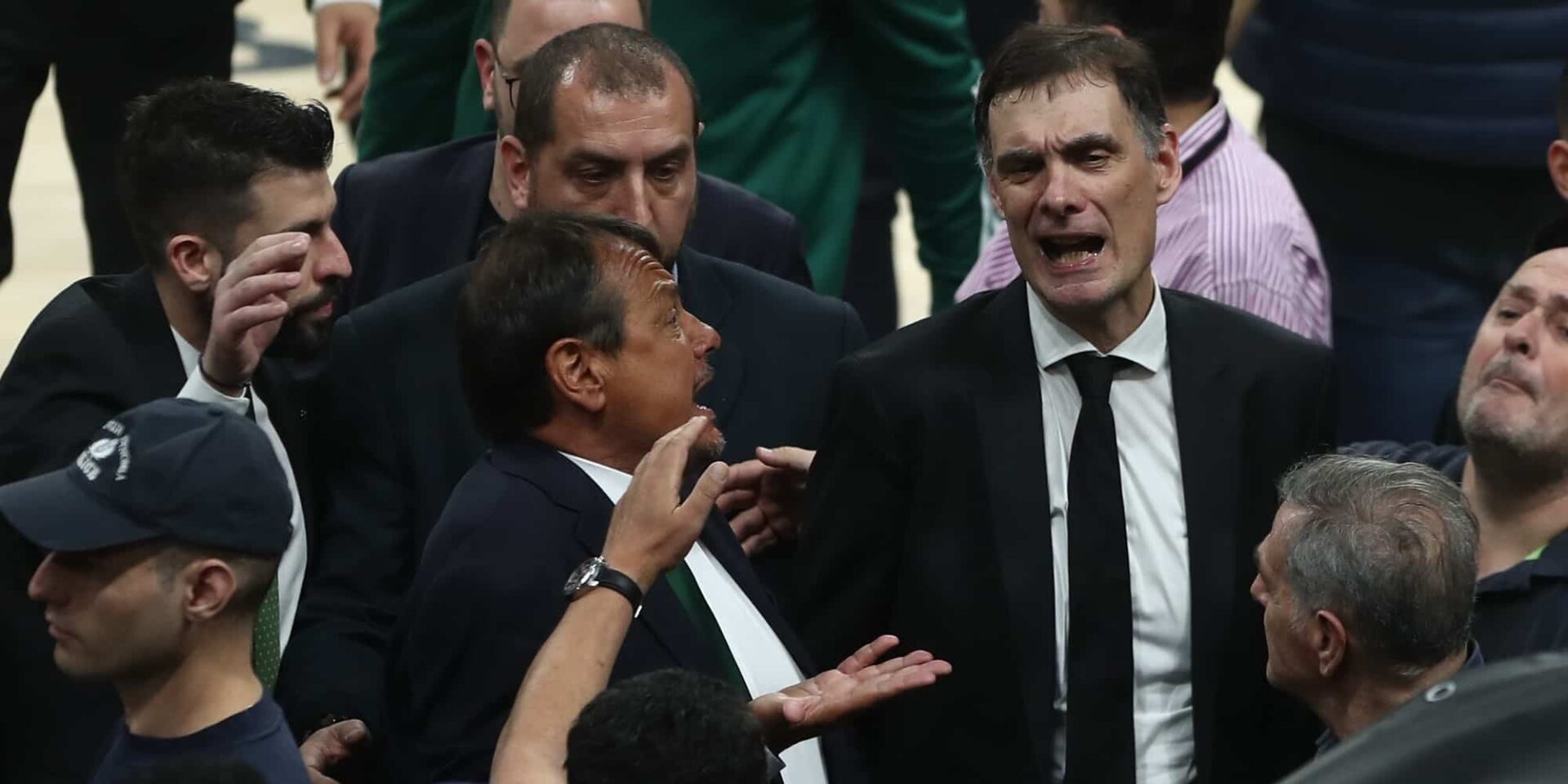 Ένταση ανάμεσα σε Εργκίν Αταμάν και Γιώργο Μπαρτζώκα