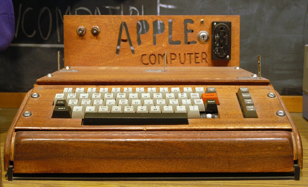 Apple I Computer - Σαν σήμερα: Ο Στίβεν Βόζνιακ και ο Στίβεν Τζόμπς ιδρύουν την Apple