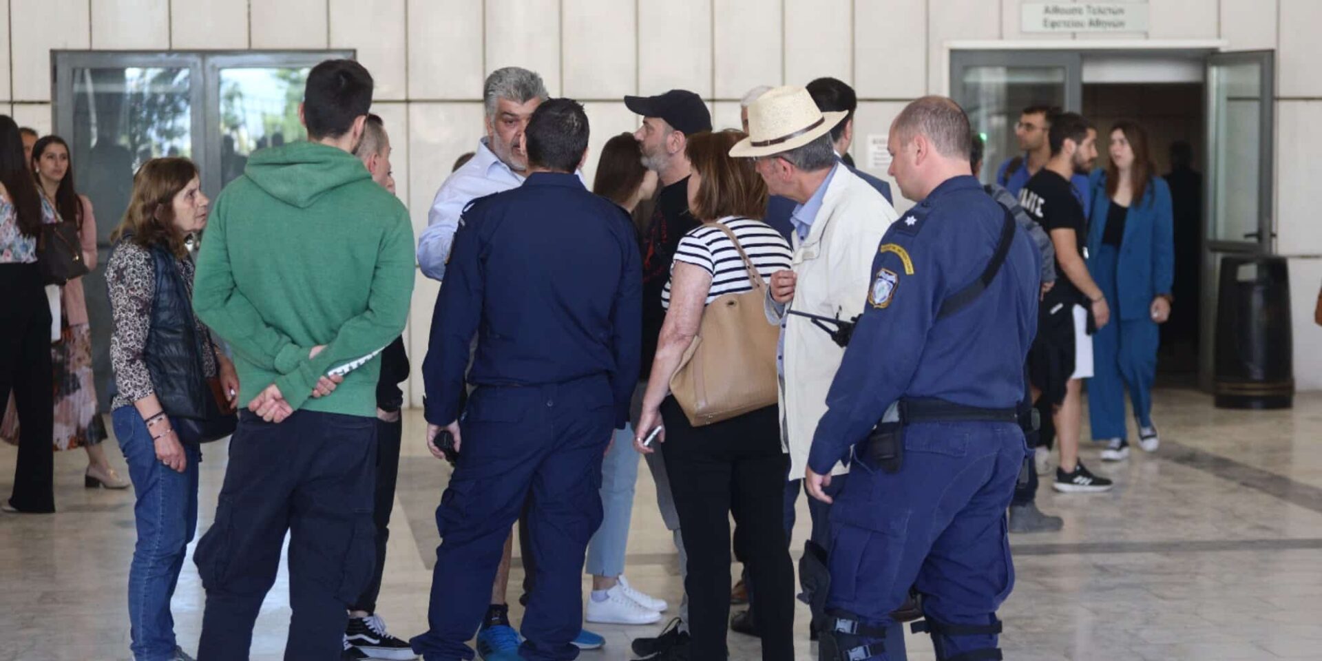 Συγγενείς των θυμάτων από τη φωτιά στο Μάτι