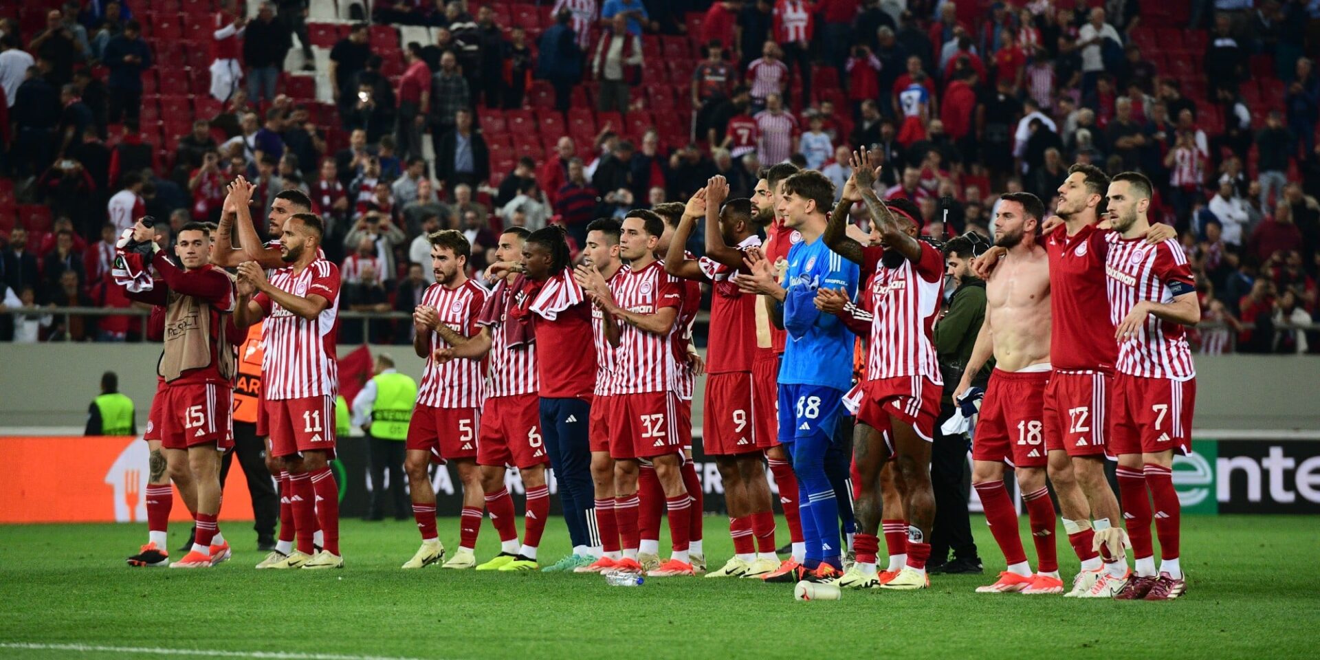 Πανηγυρίζουν οι παίκτες του Ολυμπιακού