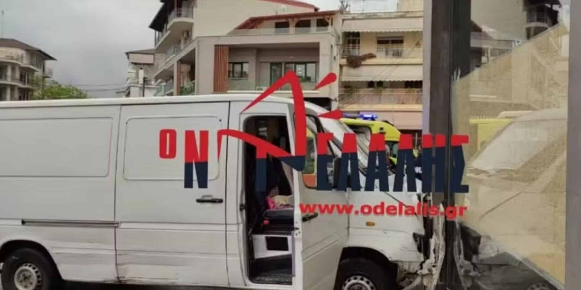 Βαν έπεσε σε τζαμαρία στην Κατερίνη