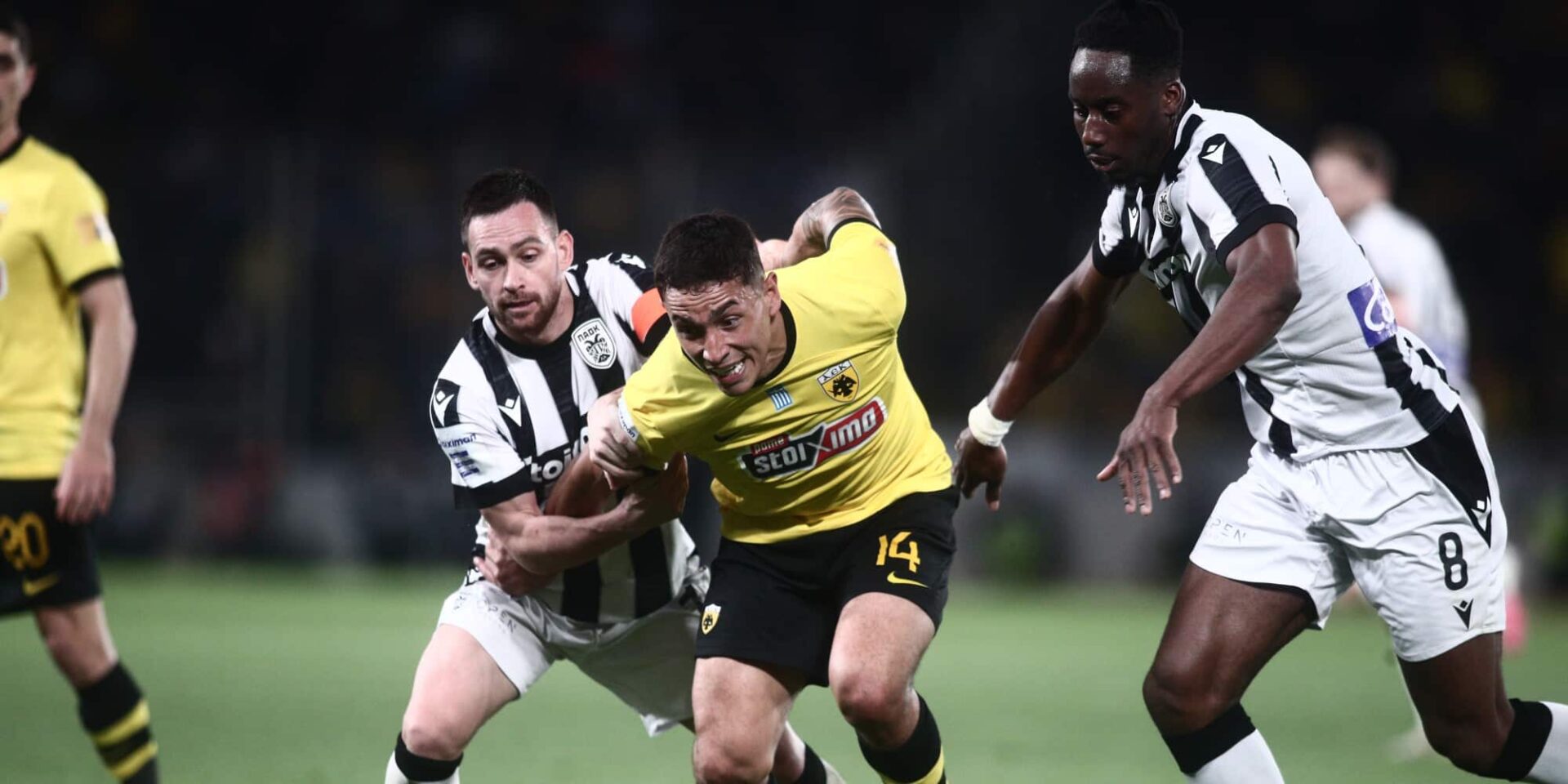 Φάση από το ΑΕΚ-ΠΑΟΚ για τη Super League