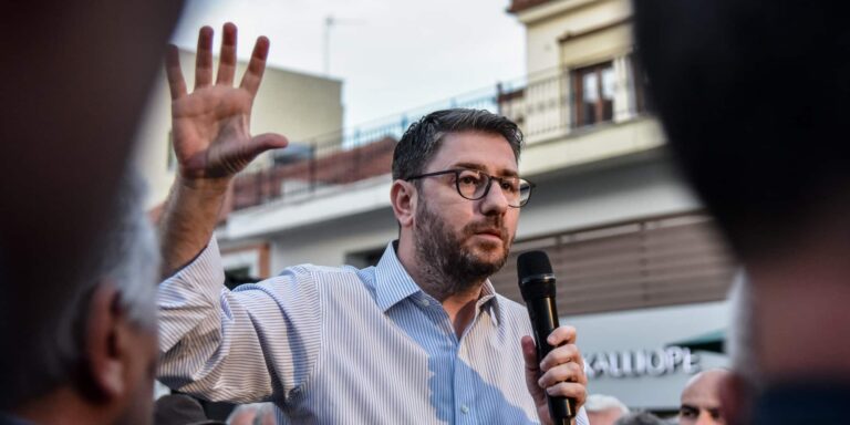 Ανδρουλάκης: «Ο πρωθυπουργός απορρίπτει τις στοχευμένες προτάσεις του ΠΑΣΟΚ για την ακρίβεια, γιατί έχει εμμονές»