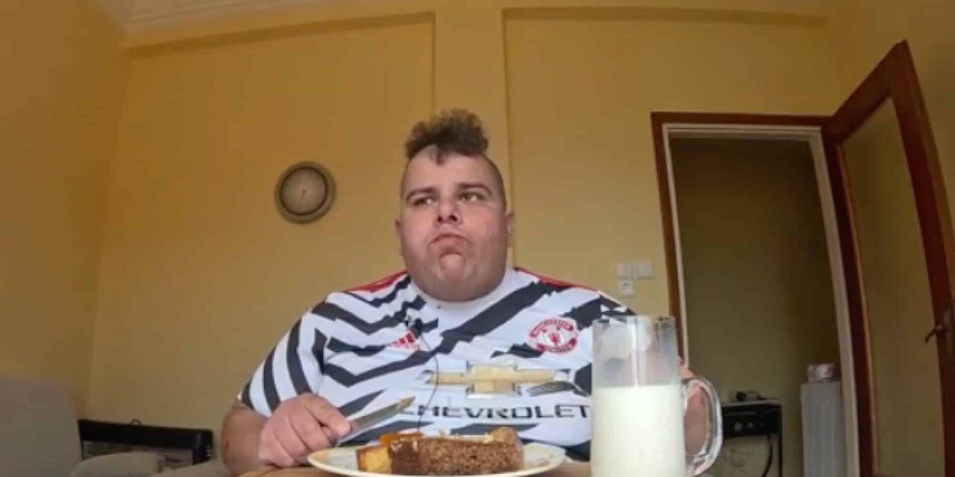 Ο Έλληνας TikToker Chris ASMR