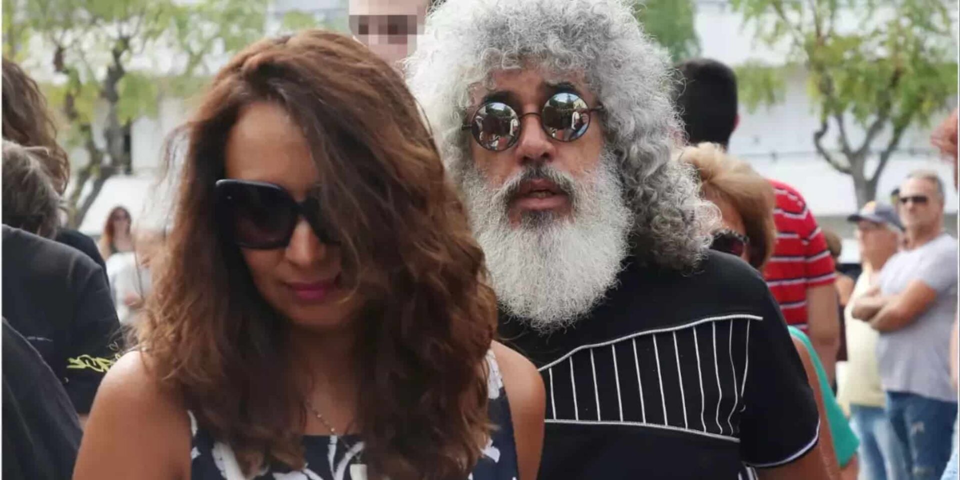 Ο τραγουδιστής με τη σύζυγό του