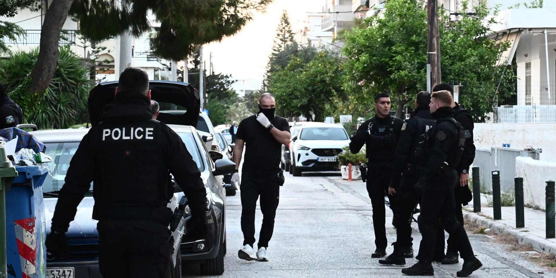 Το σημείο στη Γλυφάδα όπου αυτοκτόνησε ο άνδρας που επιτέθηκε στη σύντροφό του