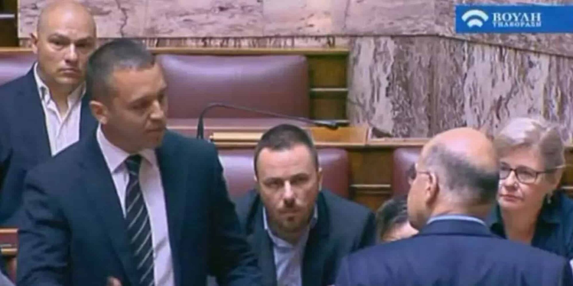 Επεισόδιο Κασιδιάρη με Δένδια στη Βουλή