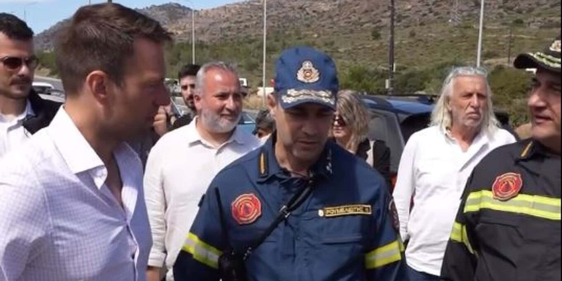 Ο Κασσελάκης συνάντησε πυροσβέστες και εθελοντές που έδωσαν μάχη με τις φλόγες στο Λασίθι
