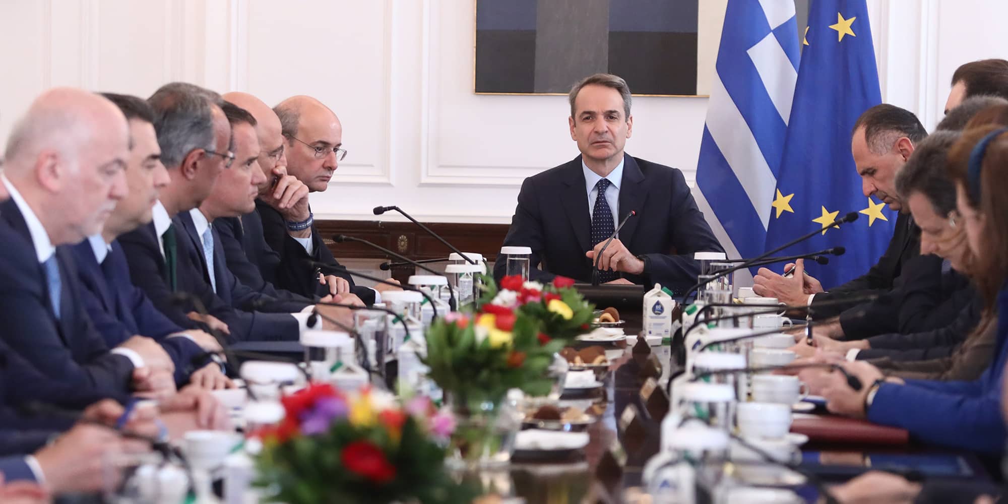 Ο Κυριάκος Μητσοτάκης σε συνάντηση με το υπουργικό συμβούλιο