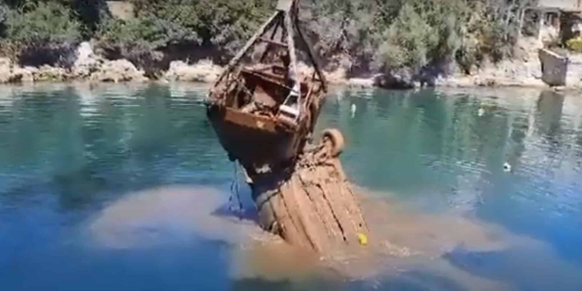 Αυτοκίνητο από τον Παγασητικό ανέσυραν στη Μαγνησία