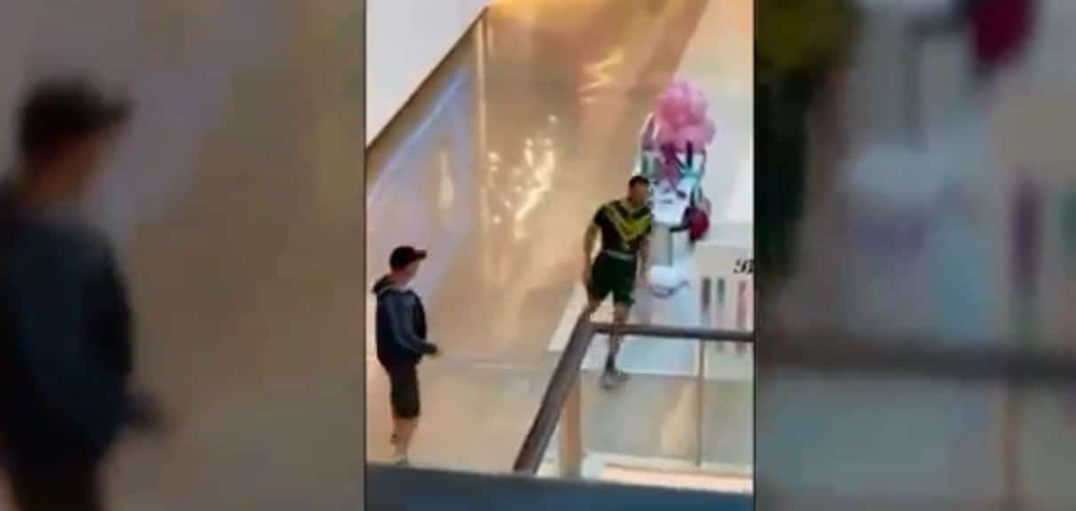 Η στιγμή της επίθεσης άνδρα με μαχαίρι σε εμπορικό κέντρο στο Σίδνεϊ