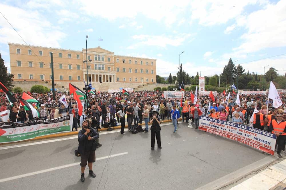 1hmai syntagma - Πρωτομαγιά: Πλήθος κόσμου στις απεργιακές συγκεντρώσεις – Πώς θα λειτουργήσουν τις επόμενες ώρες τα ΜΜΜ (εικόνες)
