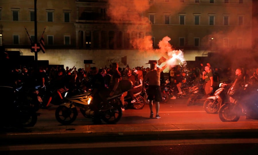 Παναθηναϊκός: «Καίγεται» η Αθήνα για τους πρωταθλητές Ευρώπης - Χιλιάδες κόσμος σε Ομόνοια και Σύνταγμα! (εικόνες)