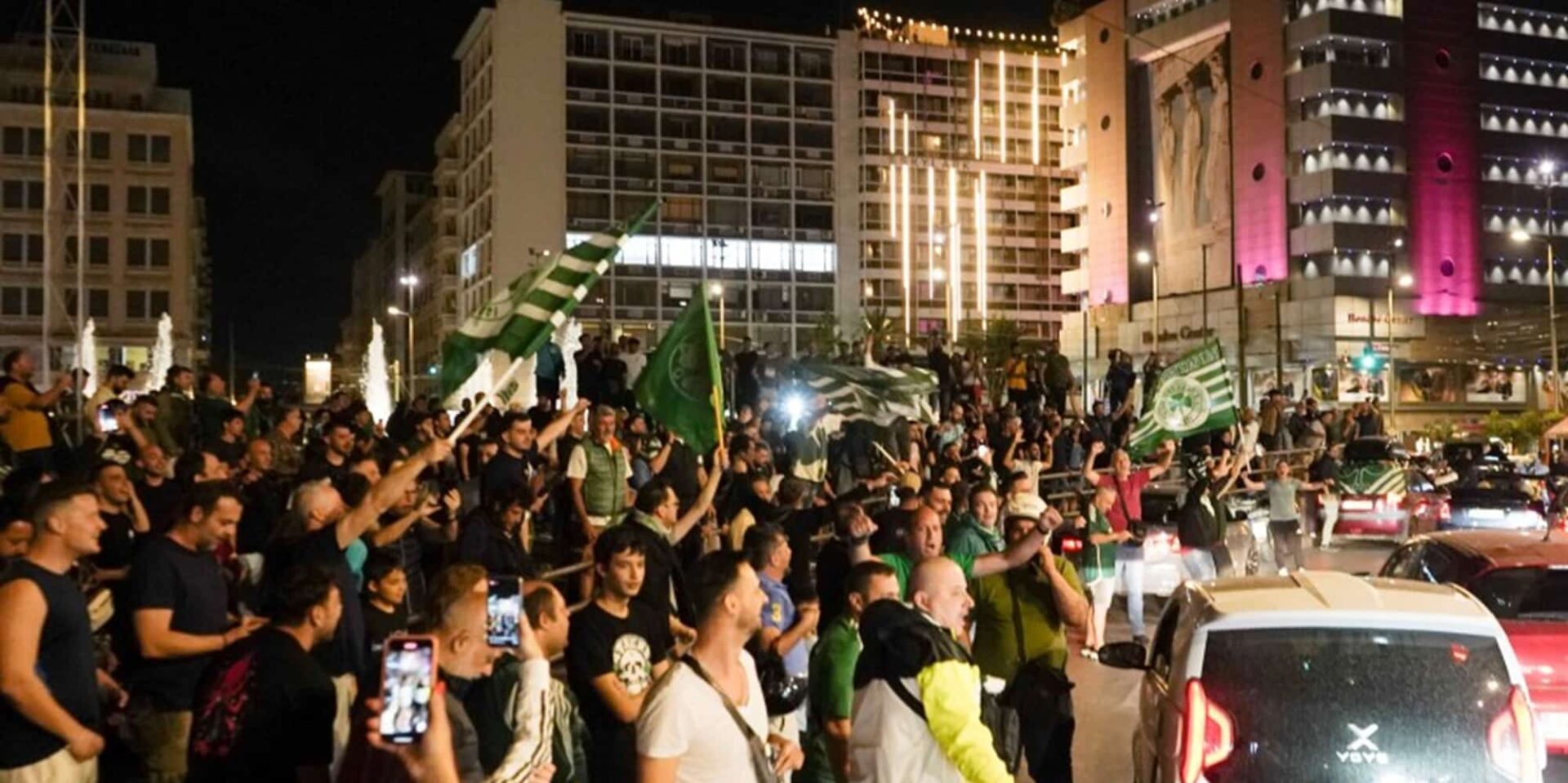 Φίλοι του Παναθηναϊκού πανηγυρίζουν στην Ομόνοια - Παναθηναϊκός