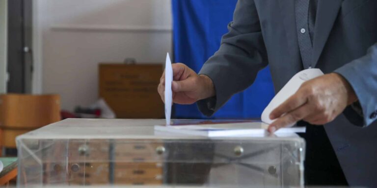Δημοσκόπηση OPEN: Στο 21,9% η ΝΔ – Θρίλερ με Ανδρουλάκη και Δούκα στις εκλογές του ΠΑΣΟΚ