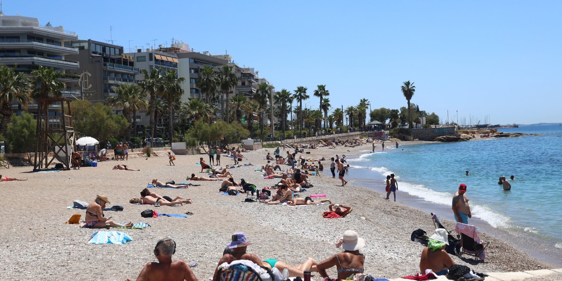 Ξεχύθηκαν στις παραλίες οι Αθηναίοι