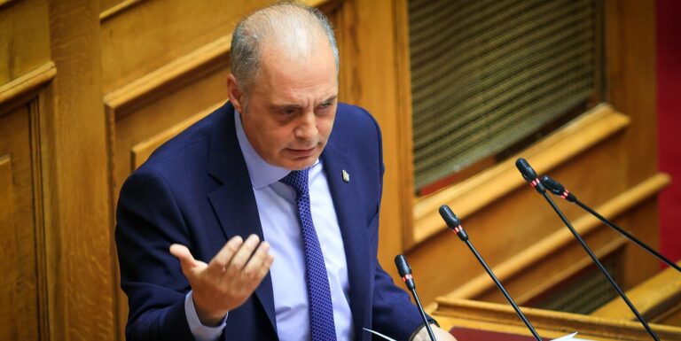 Ο Βελόπουλος έσκισε τη «Συμφωνία των Πρεσπών» μέσα στη Βουλή!