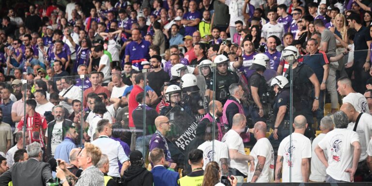 Τελικός Conference League: Επεισόδια στην εξέδρα με οπαδούς του Ολυμπιακού και της Φιορεντίνα πριν το ημίχρονο! (βίντεο)