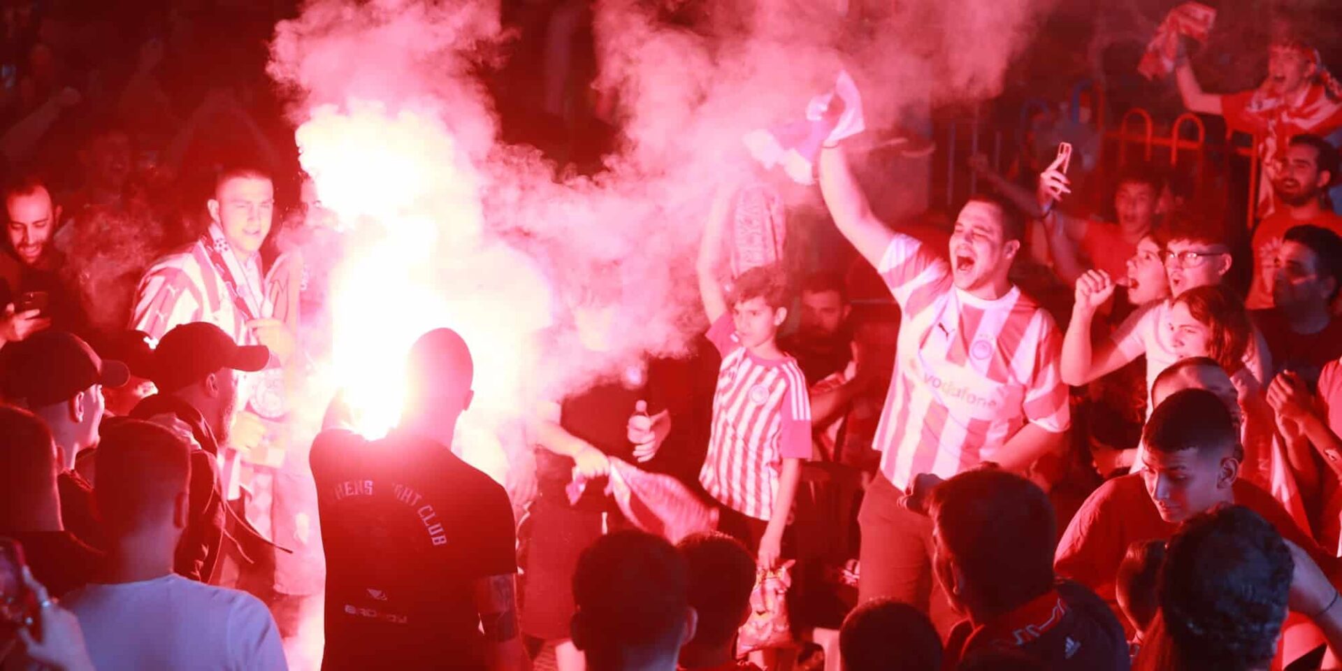 Πάρτι σε όλη την Ελλάδα για τον Ολυμπιακό