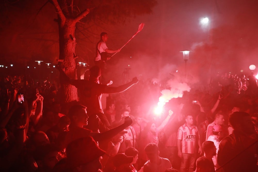 Καίγεται η Ελλάδα για τον Θρύλο: Ατέλειωτο πάρτι για τον Ολυμπιακό! (εικόνες)