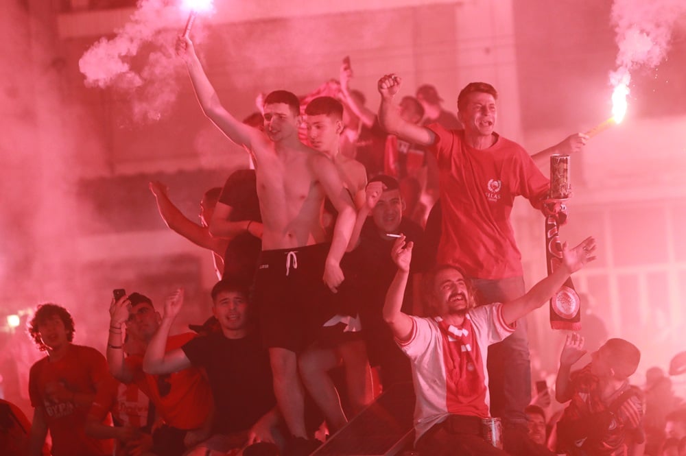Καίγεται η Ελλάδα για τον Θρύλο: Ατέλειωτο πάρτι για τον Ολυμπιακό! (εικόνες)
