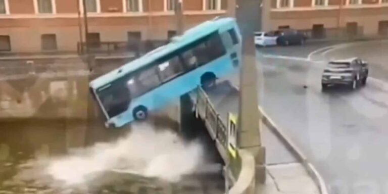 Θρίλερ στην Αγία Πετρούπολη: Λεωφορείο με 20 επιβάτες έπεσε σε ποτάμι – Αναφορές για νεκρό, τραυματίες και εγκλωβισμένους (βίντεο-σοκ)