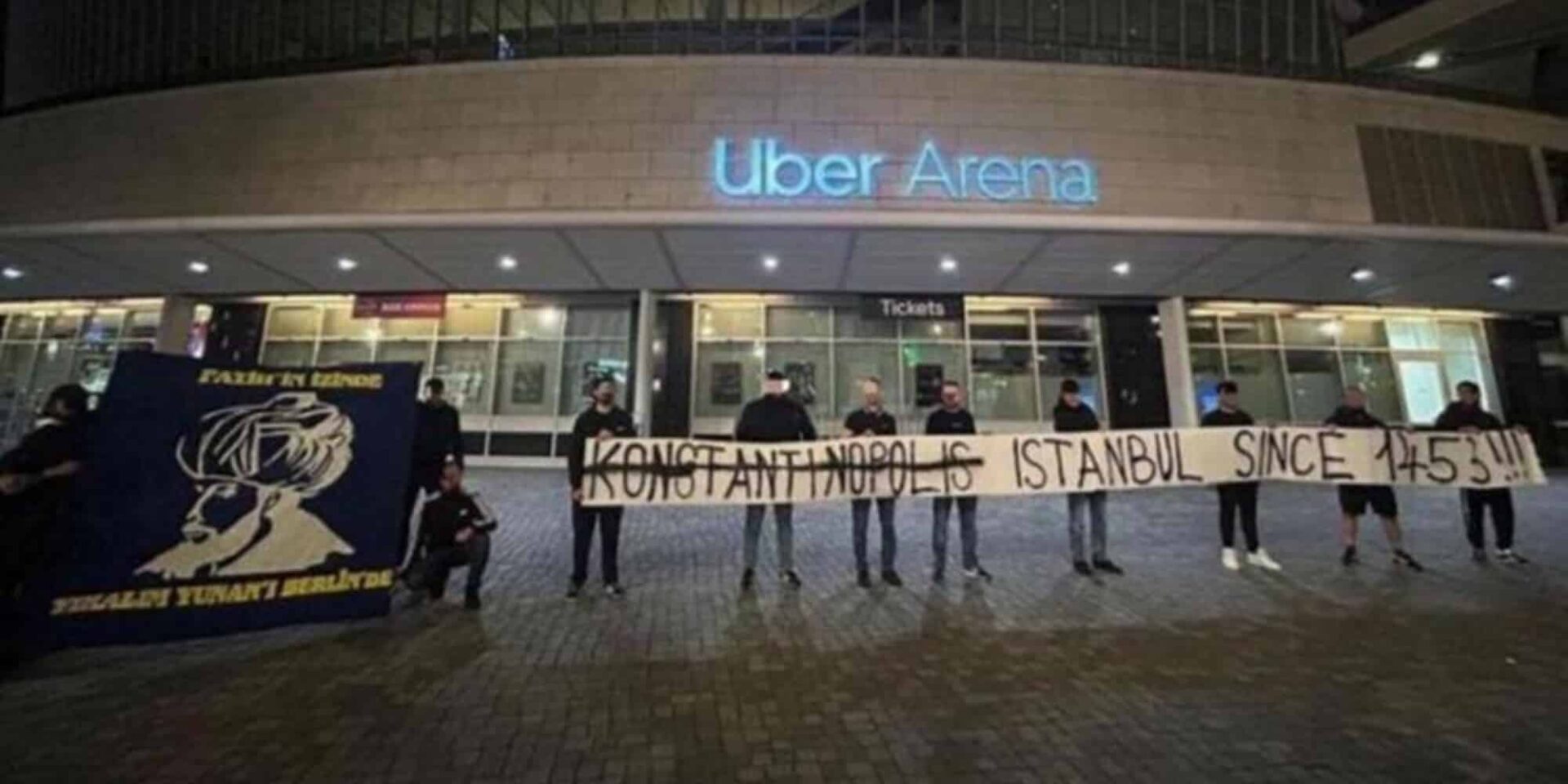 Προκλητικό πανό από Τούρκους
