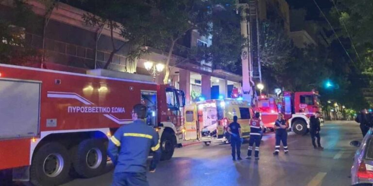 Τραγωδία στο κέντρο της Αθήνας: Δύο αδέλφια ανασύρθηκαν νεκρά μετά από φωτιά σε διαμέρισμα (βίντεο)