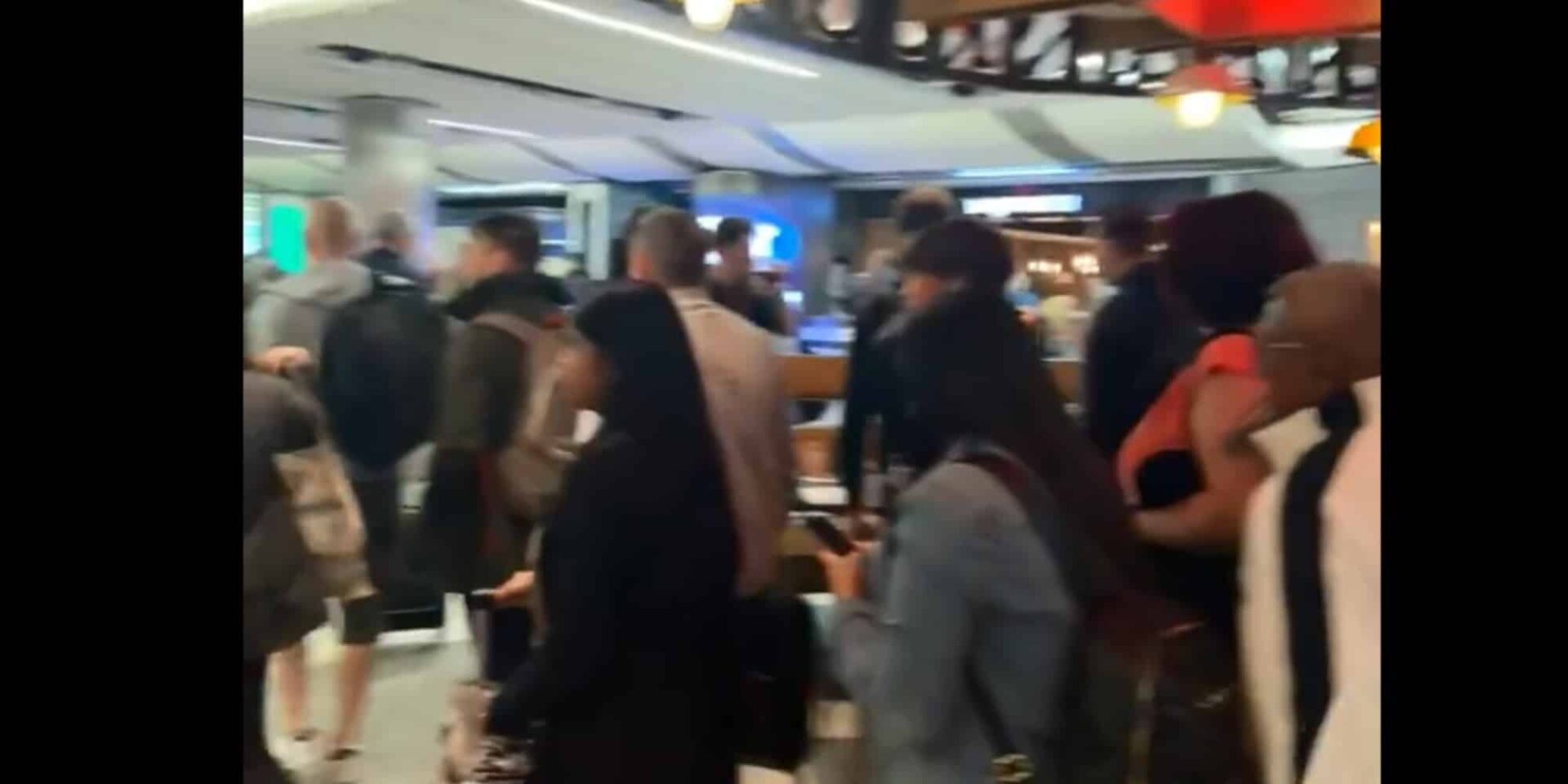 Κόσμος στο αεροδρόμιο Γκάτγουικ
