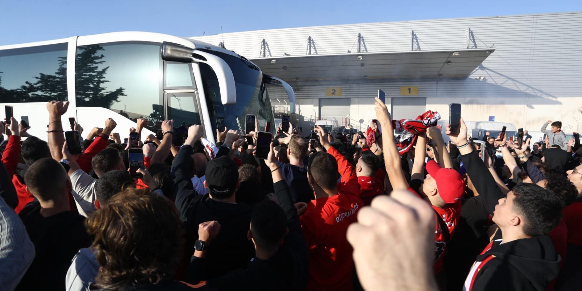 Αποθέωση για τους παίκτες του Ολυμπιακού
