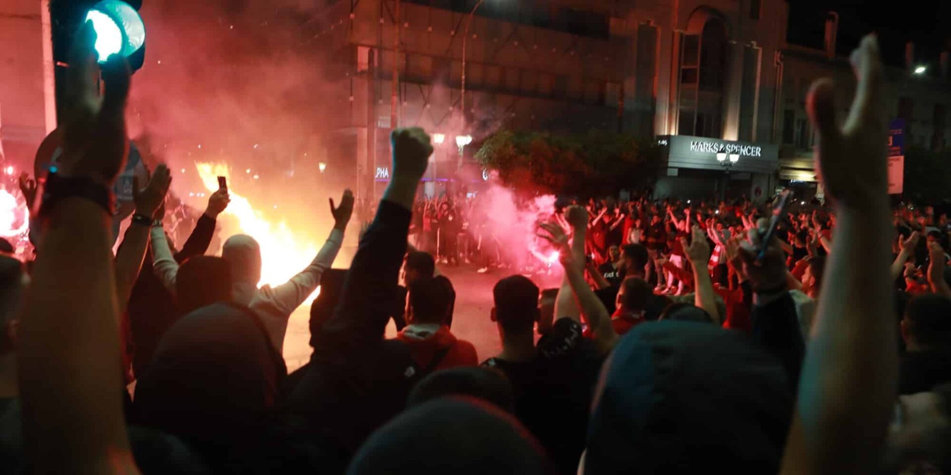 Πανηγυρισμοί από τους φίλους του Ολυμπιακού