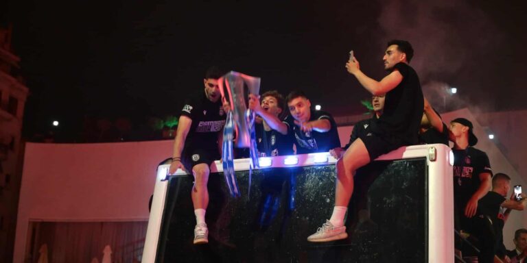 Super League: Το βίντεο με το ταξίδι του τροπαίου από την Αθήνα στη Θεσσαλονίκη – Η στιγμή του Ανσαριφάρντ που θα άλλαζε το δρομολόγιο